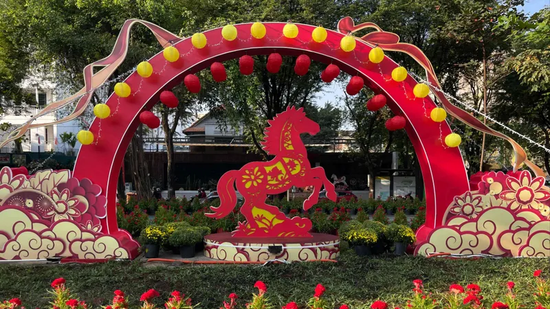 Cổng chào chính trên đường Pasteur rực rỡ sắc xuân, thu hút người dân tham quan, chụp ảnh (ẢNH: HOÀNG HÙNG)