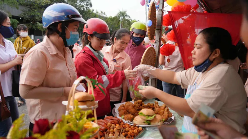 Ấm áp “Tết sum vầy” tại khu công nghiệp Đông Xuyên