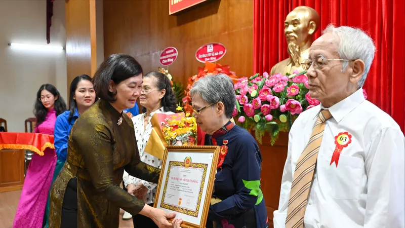 Phường Bến Thành tiếp nhận 18 tổ chức Đảng và 696 đảng viên