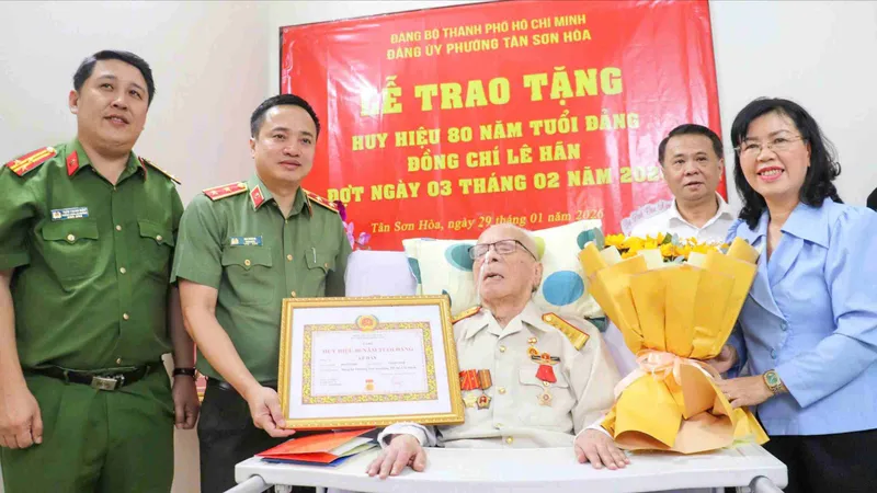 Trung tướng Mai Hoàng trao Huy hiệu 80 năm tuổi Đảng đến con trai trưởng của cố Tổng Bí thư Lê Duẩn