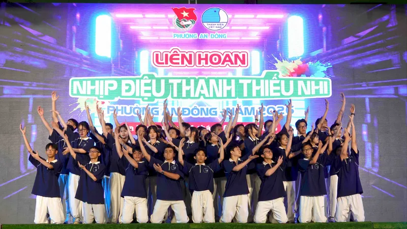 Tiết mục đồng diễn semaphore “Rạng ngời trang sử Đội ta” biểu diễn mở màn chương trình "Vui Xuân như ý" năm 2026. Ảnh: THÚY BÌNH