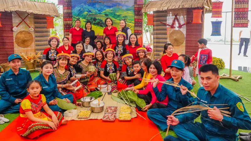 Các thầy cô giáo và lực lượng dân quân cùng tham gia gói bánh chưng. Ảnh: XUÂN QUỲNH