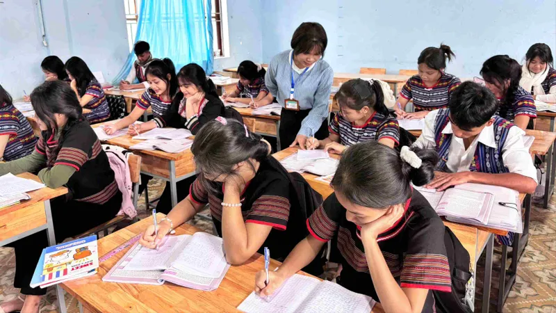 Cô Hồ Thị Phụng, giáo viên Ngữ văn Trường Phổ thông dân tộc nội trú THCS - THPT Nam Trà My, xã Nam Trà My, TP Đà Nẵng trong giờ dạy (ẢNH: XUÂN QUỲNH)