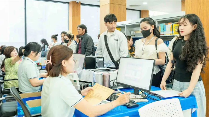 Sinh viên Trường Đại học Công thương TPHCM làm thủ tục nhập học năm 2025 