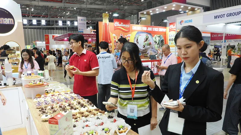 Khách tham quan triển lãm kết nối chuỗi cung ứng hàng hóa quốc tế tại Trung tâm Hội chợ và Triển lãm Sài Gòn, tháng 9-2025 (ẢNH: HOÀNG HÙNG)