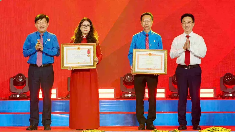 Cá nhân vinh dự nhận Huân Chương Lao động và Bằng khen tại chương trình. Ảnh: HOÀNG HÙNG