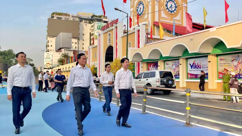 Đồng chí Trần Lưu Quang, Bí thư Trung ương Đảng, Bí thư Thành ủy TPHCM khảo sát tại Chợ Bến Thành. Ảnh: HOÀNG HÙNG