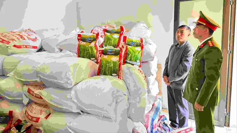 Lực lượng chức năng khám xét nơi đóng gói gạo giả nhãn hiệu của Phạm Văn Hùng. Ảnh: CACC