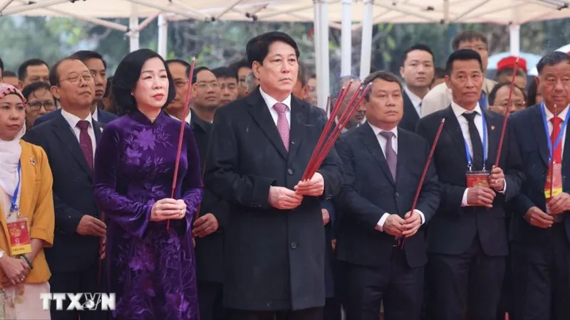 Chủ tịch nước Lương Cường và phu nhân cùng đại diện lãnh đạo bộ, ban, ngành Trung ương, TP Hà Nội và 100 đại biểu kiều bào tiêu biểu thực hiện nghi lễ dâng hương tại Tượng đài Vua Lý Thái Tổ. Ảnh: VIẾT CHUNG.