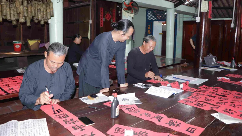Sôi nổi ngày hội viết liễn tết ở Nhà Lớn Long Sơn (TPHCM)