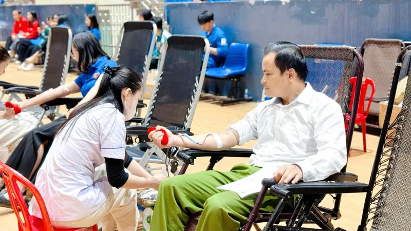 Các tình nguyện viên tham gia hiến máu