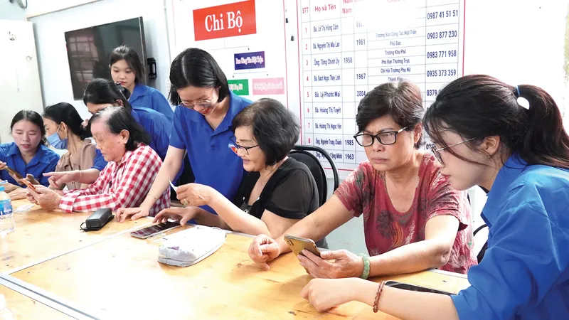 Đoàn viên thanh niên phường Thủ Đức (TPHCM) hỗ trợ người dân khu phố 20 cài đặt, sử dụng các ứng dụng trên nền tảng số