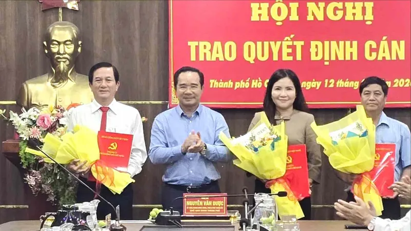 Chủ tịch UBND TPHCM Nguyễn Văn Được trao quyết định cán bộ 