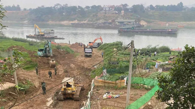 Gấp rút lắp cầu phao sông Lô phục vụ nhân dân đi lại dịp tết