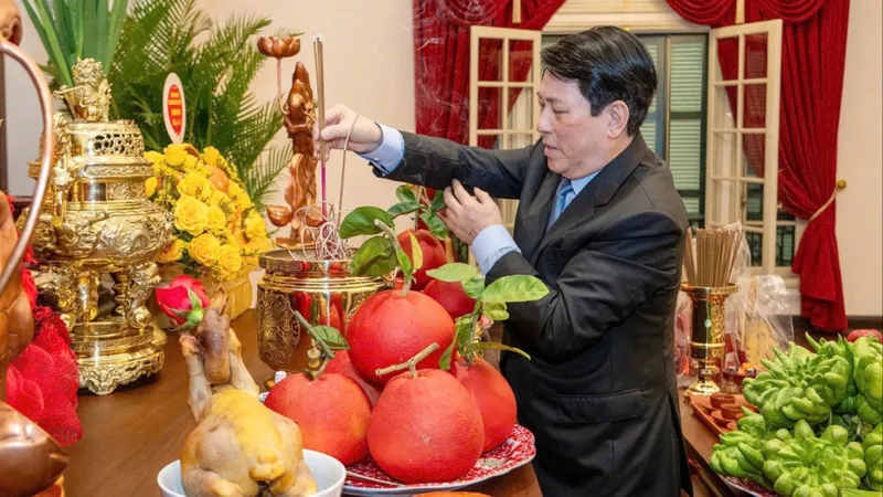 Chủ tịch nước Lương Cường dâng hương tưởng niệm Chủ tịch Hồ Chí Minh tại Trụ sở làm việc cơ quan Chủ tịch nước ở Bắc Bộ phủ, số 2 Lê Thạch. Ảnh: VIẾT CHUNG.