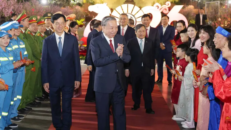 Tổng Bí thư Tô Lâm dâng hương Vua Lý Thái Tổ