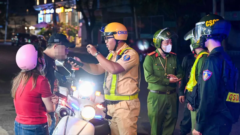 Lực lượng chức năng kiểm tra nồng độ cồn đối với một trường hợp người nước ngoài