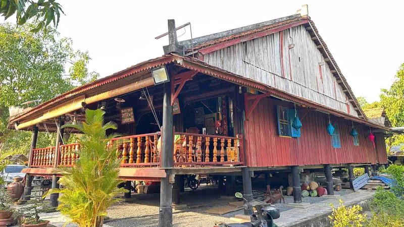 Nhà cổ trăm năm ven sông Tiền thu hút khách tham quan dịp tết