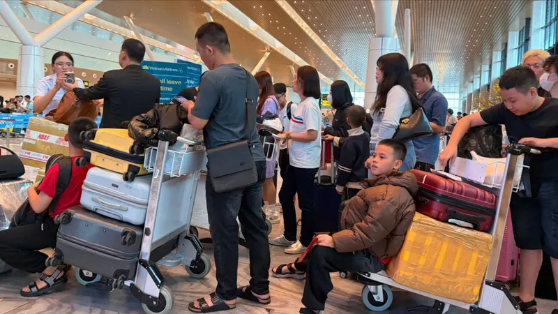 Ngày 22-2, sân bay Tân Sơn Nhất khai thác 1.069 chuyến với hơn 177.000 hành khách 