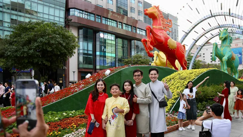 Đường hoa Nguyễn Huệ Tết Bính Ngọ 2026 thu hút đông đảo du khách đến tham quan. Ảnh: DŨNG PHƯƠNG