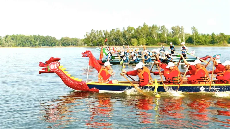Sôi nổi giải đua thuyền rồng liên xã Hồ Tràm 