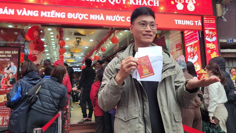 Giá vàng trong nước bật tăng, người dân vẫn xếp hàng dài chờ mua trước ngày Vía Thần Tài