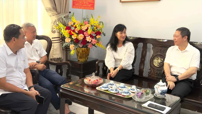 Trưởng Ban Tuyên giáo và Dân vận Thành ủy TPHCM thăm, chúc mừng cán bộ y tế lão thành