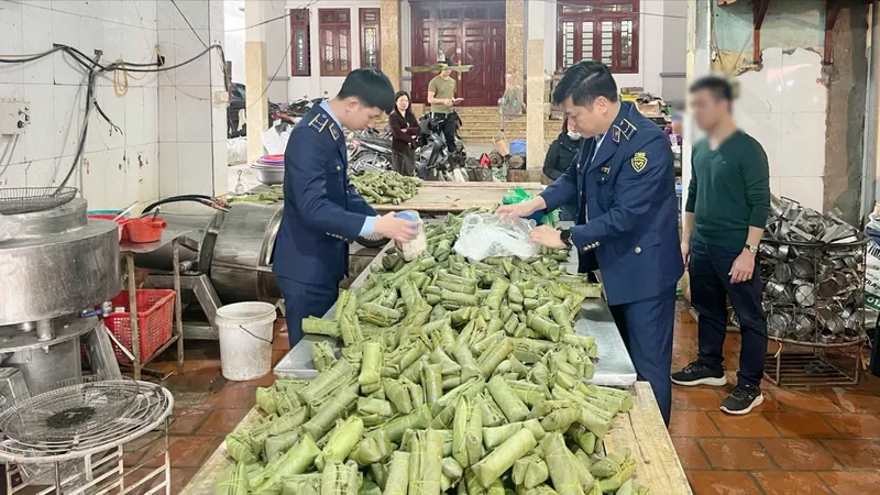 Khởi tố 2 bị can dùng hàn the sản xuất giò chả