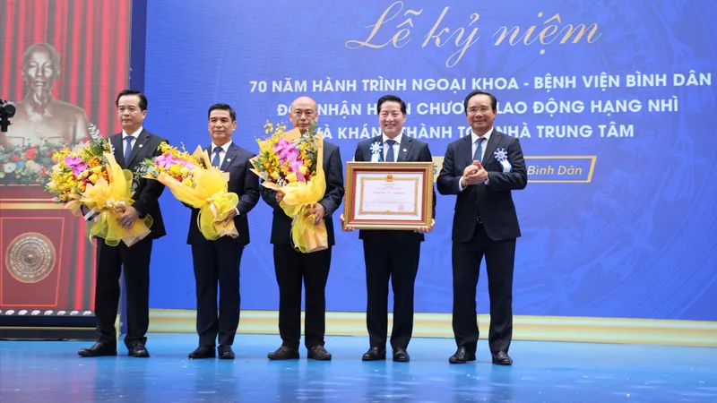 Đồng chí Nguyễn Văn Được, Chủ tịch UBND TPHCM gắn Huân chương Lao động hạng Nhì lên cờ truyền thống Bệnh viện Bình Dân