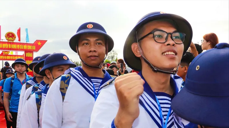 Thanh niên TPHCM hăng hái, phấn khởi lên đường nhập ngũ