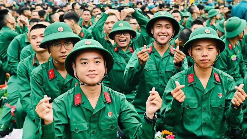 Chủ tịch Quốc hội Trần Thanh Mẫn, Bí thư Thành ủy TPHCM Trần Lưu Quang động viên tân binh lên đường nhập ngũ
