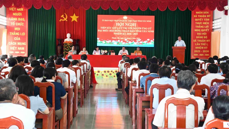 Chủ tịch UBND tỉnh Tây Ninh Lê Văn Hẳn trình bày chương trình hành động tại buổi tiếp xúc cử tri ứng cử đại biểu HĐND tỉnh