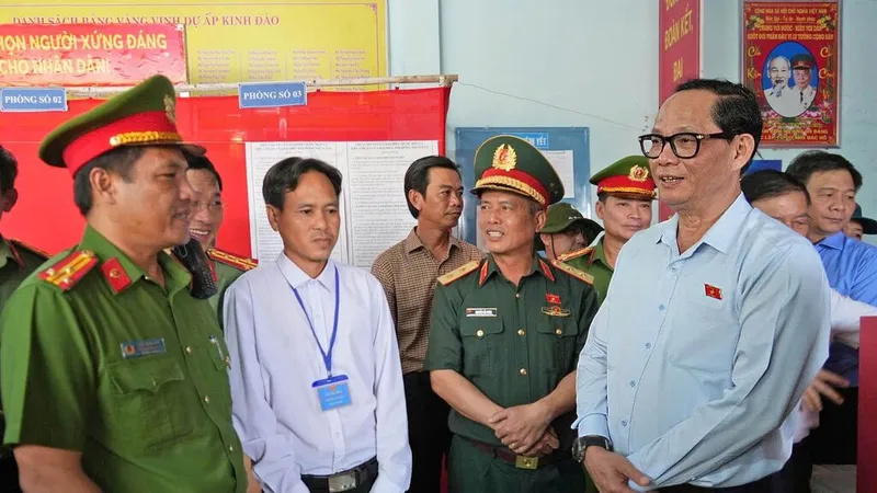 Phó Chủ tịch Quốc hội Trần Quang Phương (bên phải) kiểm tra công tác bầu cử tại điểm bỏ phiếu số 1, xã Đất Mũi. Ảnh: TTXVN 