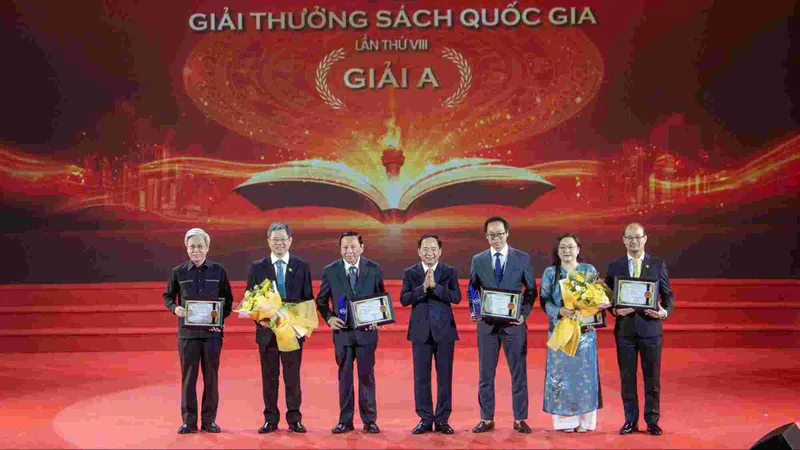Trưởng Ban Tuyên giáo và Dân vận Trung ương trao 2 giải A Giải thưởng Sách Quốc gia lần thứ VIII. Ảnh VIẾT CHUNG