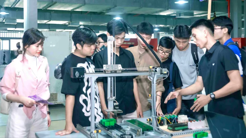  Học sinh tìm hiểu ngành Công nghệ tự động hóa tại Trường ĐH Công nghệ và Kỹ thuật TPHCM