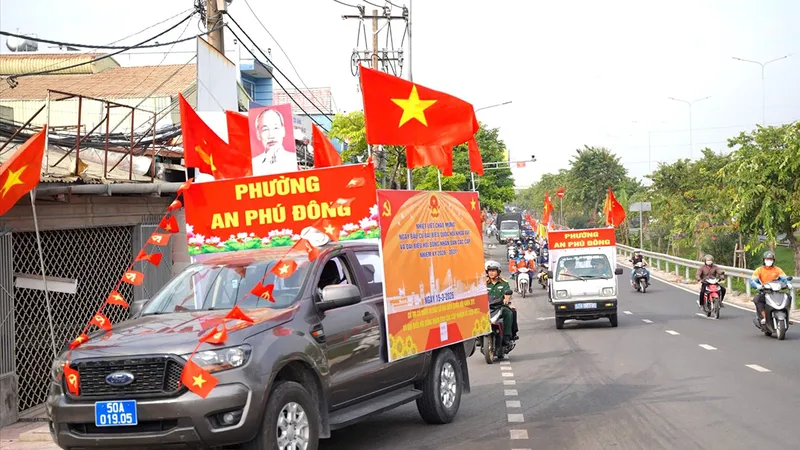 Xe hoa, xe loa tuyên truyền về bầu cử tại phường An Phú Đông (ẢNH: ĐÔNG SƠN)