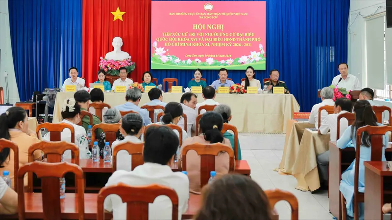 Những người ứng cử tiếp xúc cử tri tại xã Long Sơn