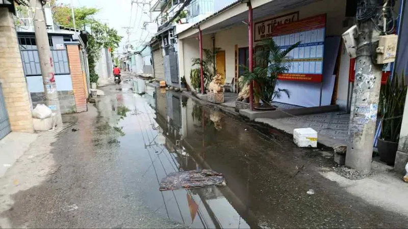 Đoạn đường trước khu vực bỏ phiếu số 33 (phường Hiệp Bình, TPHCM) bị ngập nước