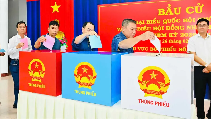 Cử tri bỏ phiếu sớm tại khu vực bỏ phiếu số 7 (phường Tam Thắng)