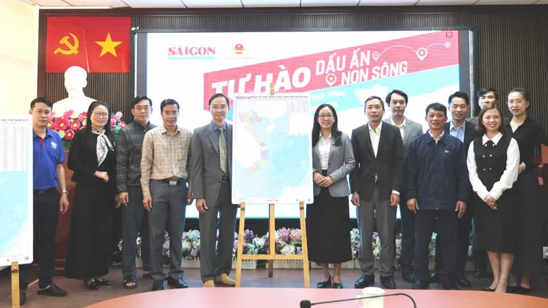 Báo Sài Gòn Giải Phóng trao tặng bản đồ Việt Nam đến tỉnh Lâm Đồng