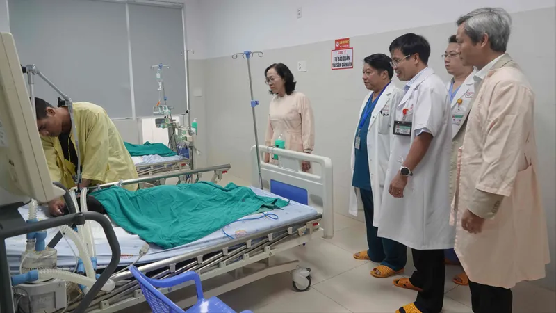 Ngành Y tế Đà Nẵng thăm 2 bệnh nhi đang nhập viện tại bệnh viện Phụ sản Nhi Đà Nẵng. Ảnh: XUÂN QUỲNH