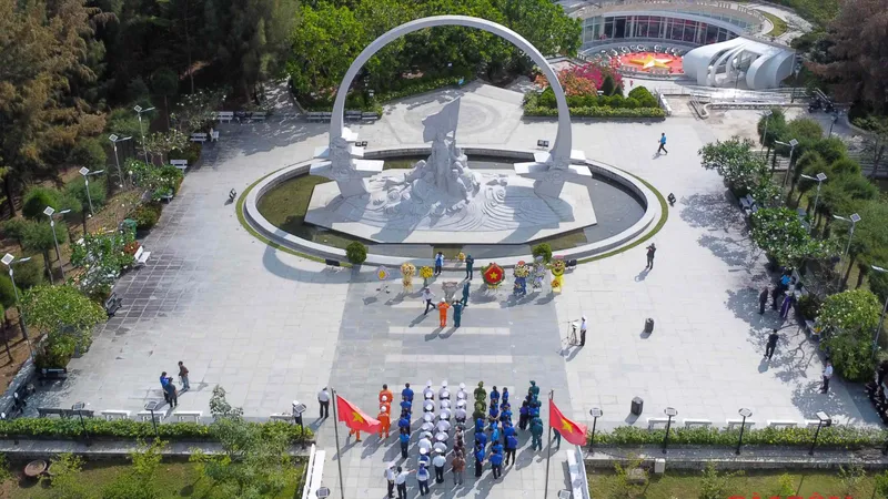 Dòng người dâng hương tại Khu tưởng niệm 64 chiến sĩ Gạc Ma