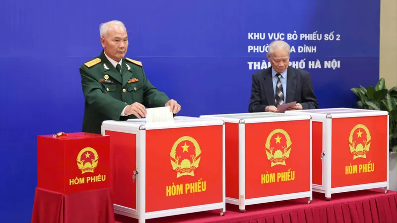 Tổng kiểm tra quy trình bầu cử tại khu vực bỏ phiếu số 2, phường Ba Đình