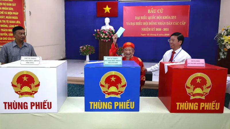 Cử tri Đặng Chưởng, 100 tuổi, bỏ phiếu tại khu vực bỏ phiếu số 30 (phường Thủ Đức) sáng 15-3. Ảnh: THÁI PHƯƠNG