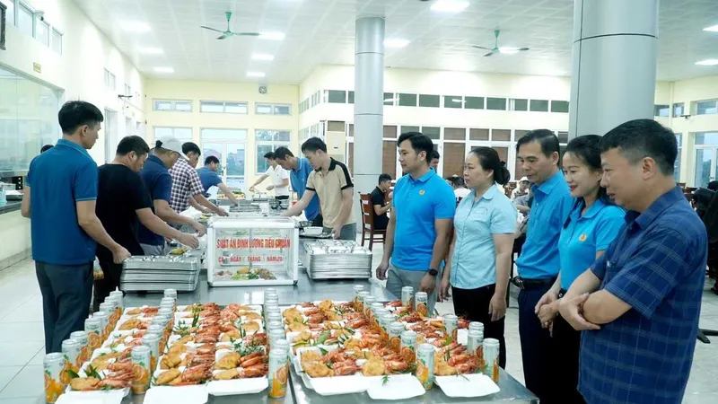 Một bữa cơm do công đoàn công ty tổ chức 