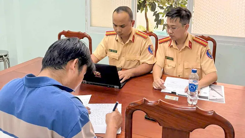 CSGT TPHCM xử lý nhiều trường hợp đăng thông tin sai sự thật trên mạng xã hội