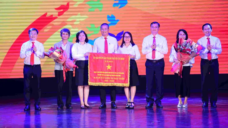 Lãnh đạo UBND TPHCM trao tặng cờ thi đua cho Saigon Co.op