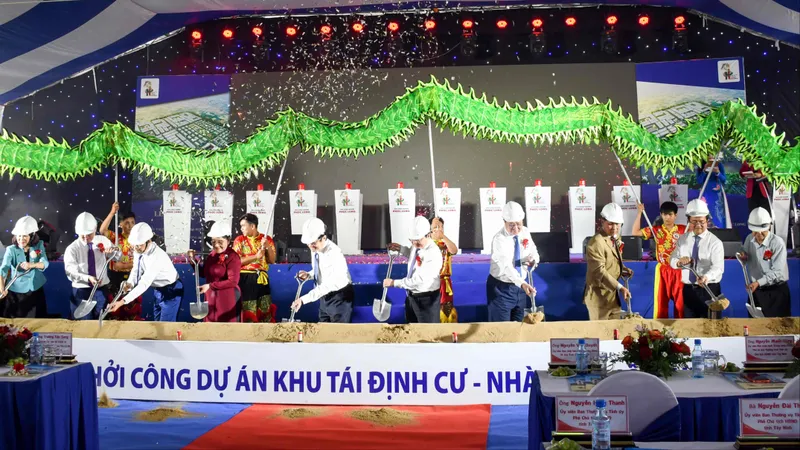 Các đại biểu thực hiện nghi thức khởi công dự án