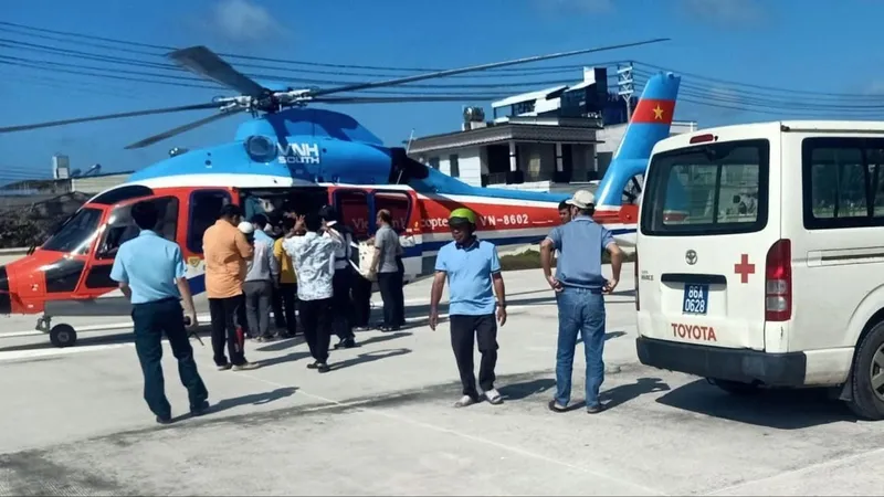 Nhiều trường hợp người dân đặc khu Phú Quý phải thuê trực thăng với giá đắt đỏ để đưa người bệnh vào đất liền cấp cứu