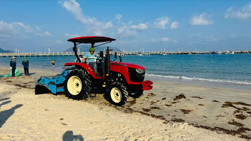 Đặc khu Côn Đảo đưa vào sử dụng máy sàng cát vệ sinh bãi biển